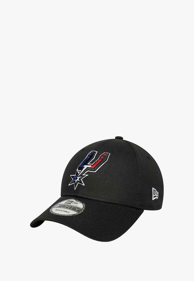 Cappello nero con una forma arrotondata, logo ricamato con un design blu e rosso e visiera curva. Fascetta regolabile sul retro.