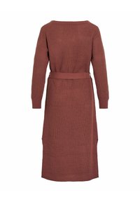 Brun strikket kjole med lange ermer, en vid halsutringning og belte i midjen. Den har et strukturert mønster og sidelommer for bevegelse.