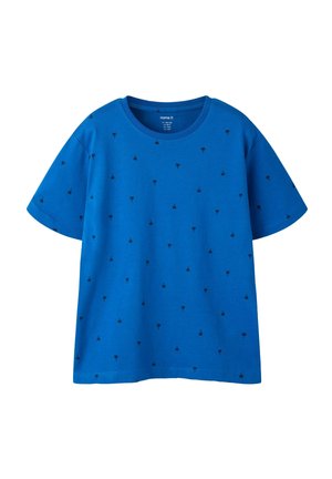 T-shirt bleu à manches courtes pour enfants avec de petits imprimés noirs de palmiers dispersés sur le tissu et un col rond.
