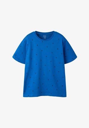 T-shirt bleu à manches courtes pour enfants avec de petits imprimés noirs de palmiers dispersés sur le tissu et un col rond.