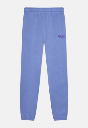 Pantalones de chándal azul claro con cinturilla elástica, piernas ajustadas y un pequeño logo de Nike en morado en el muslo izquierdo. Material suave de mezcla de algodón.