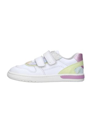 Sneaker bianca con due cinturini in velcro, dettagli in pastel strutturati di verde e lilla, e una tomaia in pelle liscia con suola in gomma.