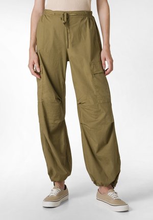 Pantaloni cargo verde oliva con vita elastica e orli elasticizzati, dotati di tasche laterali, realizzati in tessuto leggero con una vestibilità rilassata.