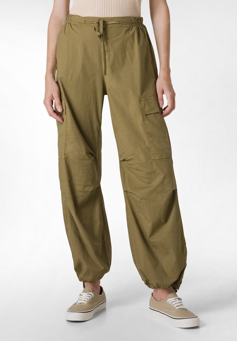 Pantaloni cargo verde oliva con vita elastica e orli elasticizzati, dotati di tasche laterali, realizzati in tessuto leggero con una vestibilità rilassata.