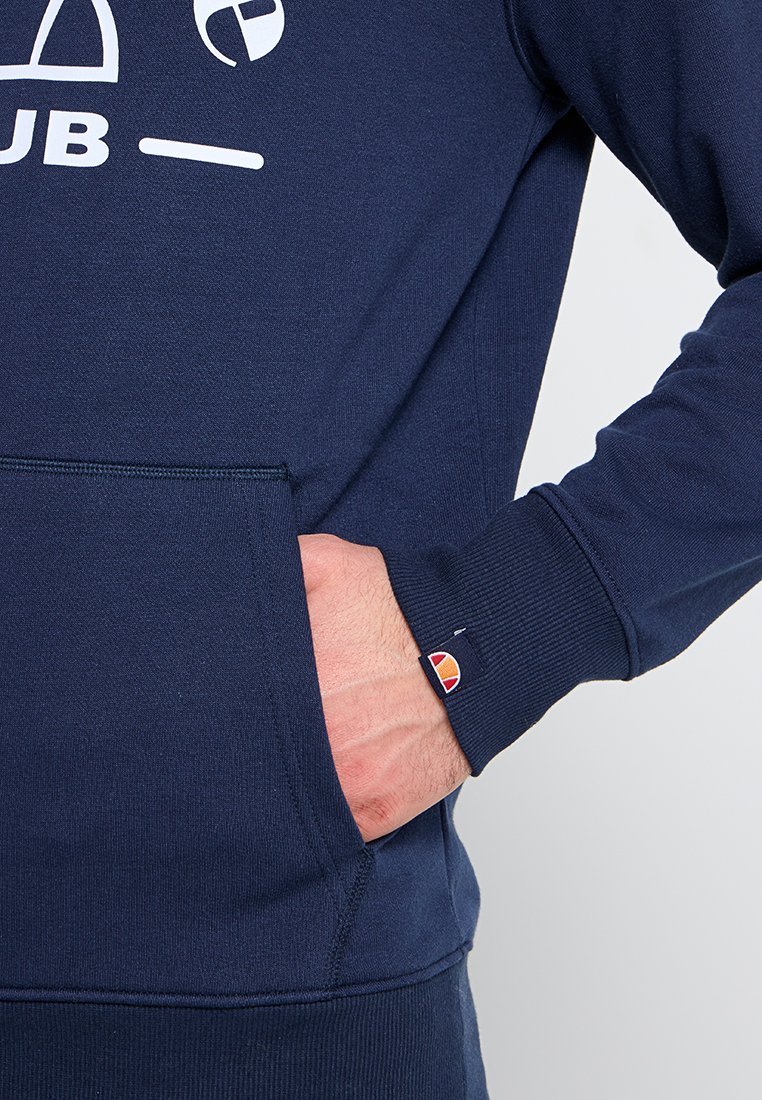 Marineblaue Sweatshirt aus Baumwollmischung, mit einer Vordertasche und gerippten Bündchen. Das Logo-Detail am Bündchen setzt farbliche Akzente und sorgt für einen Kontrast.