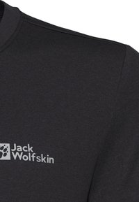 Zwarte korte mouw shirt met ribbeltextuur en een ronde hals. Heeft een wit bedrukte logo op het linkse borstgebied.