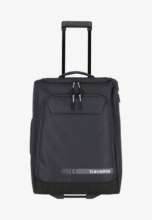 Maleta de ruedas de color gris oscuro con asa retráctil, doble cremallera, bolsillo frontal y acentos de logo en la parte inferior. Exterior de tela texturizada.