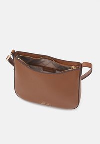 MICHAEL Michael Kors KENSINGTON XBODY - Skuldertasker - brown