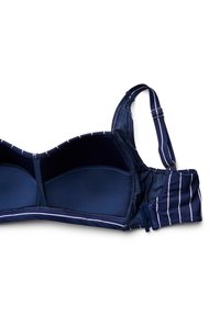 Marineblauwe bh met verticale witte strepen, zachte onderdraad cups, verstelbare bandjes en een haak-en-oogsluiting aan de zijkant.