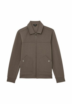 Pruun lukuga jope, millel on terav krae, pikad varrukad, kaks esiosa taskut koos trukknappidega ning soonikkoes varrukasääred ja alumine äär.