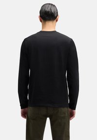 Czarna koszula z długim rękawem i okrągłym dekoltem. Gładki materiał, dopasowany krój oraz minimalne szwy na ramionach i dole. Casualowy wygląd.