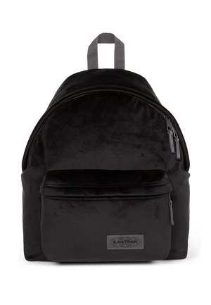 Mochila de terciopelo negro con bolsillo frontal con cremallera, tiradores grises y asa de tela gris en la parte superior.