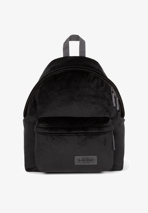 Mochila de terciopelo negro con bolsillo frontal con cremallera, tiradores grises y asa de tela gris en la parte superior.