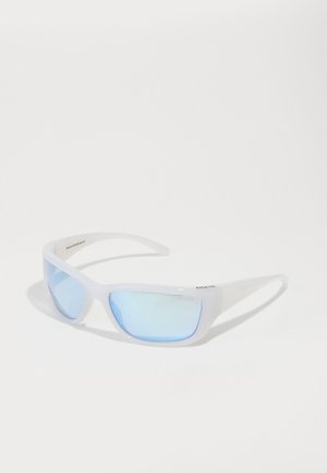 Óculos de sol brancos em plástico com um design elegante, apresentando lentes refletivas azuis e uma forma ligeiramente curva.