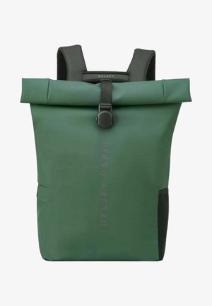 Zaino verde a roll-top realizzato in materiale liscio e impermeabile. Dotato di spallacci regolabili, una chiusura nera e un logo impresso sul davanti.