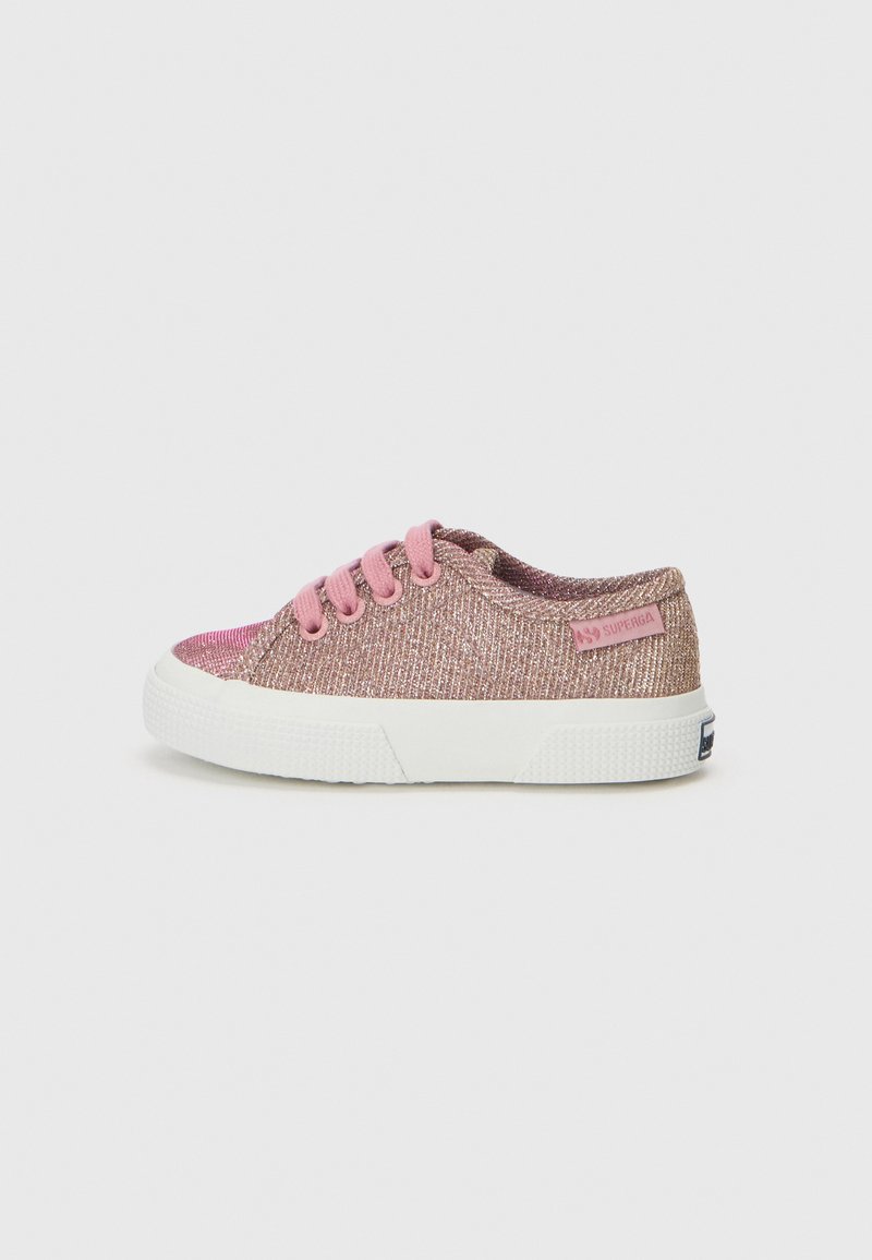 Rosa og gull glitrende tekstil sneakers med hvit gummisåle, rund tå og rosa lisser. Har en liten logo på siden.