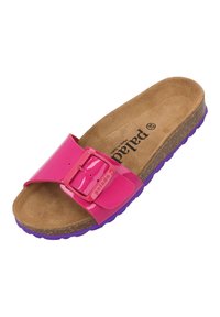 Rosa lackslide sandal med bred rem och justerbart spänne, med en brun korkfotbädd och en lila gummisula.