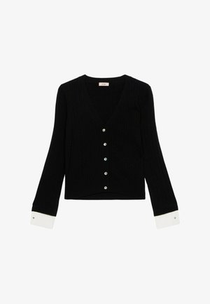 Schwarze gerippte Strickjacke mit V-Ausschnitt, ausgestattet mit einer Reihe hellblauer Knöpfe und weißen Akzentärmeln. Strukturierter Strickstoff. Kurz geschnittenes Design.