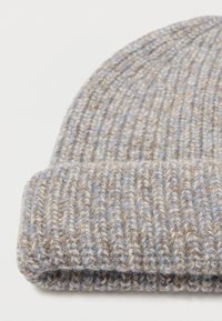 Knit beanie in shades of beige and light blue, featuring a ribbed texture and a folded cuff detail. Made from soft wool blend material.