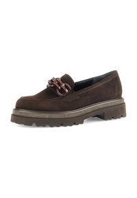 Bruine suede loafer met een chunky zool, met een decoratieve kettingaccent aan de voorkant. Geverfde afwerking, rond teen ontwerp.