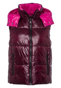 Doudoune sans manches couleur grenat avec fermeture éclair noire à l'avant, deux poches latérales zippées, et capuche rose vif détachable avec boutons-pression.