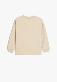 Sudadera beige de manga larga con cuello redondo. Textura suave, puños y cuello de canalé, sin adornos ni patrones. Corte simple y relajado.