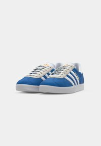 adidas Originals GAZELLE - Indendørsfodboldstøvler - real madrid/bluebird/footwear white/crew yellow