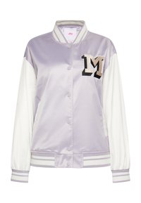 Licht paarse satijnen bomberjack met witte mouwen, voorzien van een zwart en beige "M" patch en geribbelde gestreepte manchetten en onderkant.