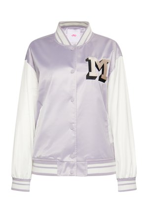Vaalean violetti satiininen bomber-takki, jossa on valkoiset hihat, ja jossa on musta ja beige "M" -merkki sekä ribbausutut hihansuut ja helma.