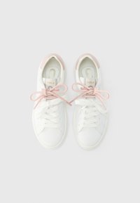 Λευκά αθλητικά παπούτσια με ροζ δερμάτινες λεπτομέρειες και ροζ κορδόνια. Διαθέτουν λεία υφή και στρογγυλεμένη σχεδίαση μύτης. Το λογότυπο της μάρκας είναι ορατό στη γλώσσα.