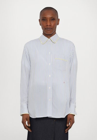 Camisa de botones a rayas en azul claro y blanco, con un cuello amarillo y ribete de bolsillo. Hecha de tela ligera, con mangas largas.