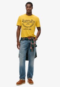 Superdry & Co LABEL SCRIPT - T-shirt con stampa - pigment yellow slub