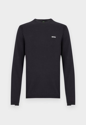 Chemise noire à manches longues en coton, avec un col rond et un logo blanc "BOSS" sur le côté gauche de la poitrine. Texture lisse, coupe ajustée.