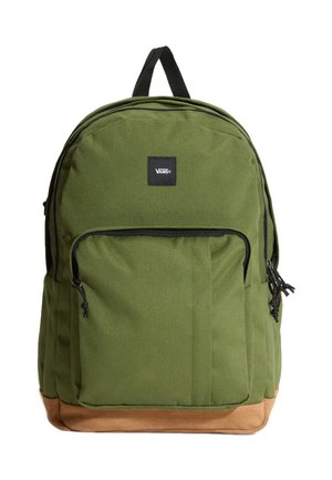 Sac à dos vert Vans avec des fermetures éclair noires, une poche avant, une poignée noire et un fond en daim marron.