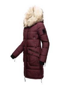 Burgundijas krāsas polsterēta parka ar kažokādas apdari uz kapuces, divām priekšējām kabatām, elastīgām piedurknēm un rāvējslēdzēja detaļām apakšmalā. Mīksta, quilted tekstūra.