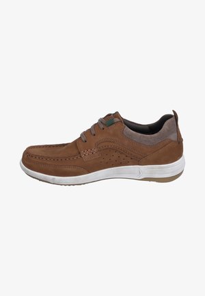 Baskets en cuir marron avec un design perforé, accents en daim gris au niveau du talon, semelle blanche flexible et lacets gris.