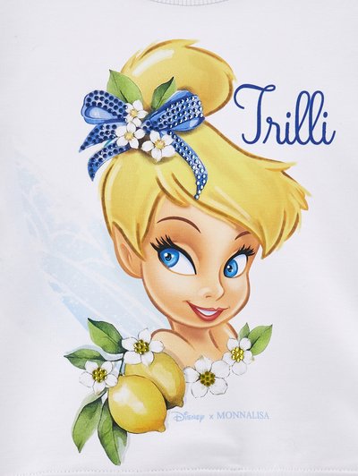 Ξανθό νεράιδα με μπλε μάτια, φοράει μπλε φιόγκο με λευκά λουλούδια στα μαλλιά, περιτριγυρισμένη από λεμόνια και λευκά λουλούδια, με το κείμενο «Τρίλλι».