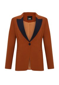 Blazer marron pour femme avec revers noirs, fermeture par un seul bouton noir et manches longues, présenté sur fond blanc.