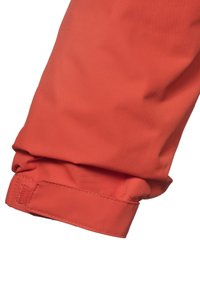 Rød stofærme med en tekstureret overflade og en foldet manchet med synlige sting. Inkluderer et mærke med et logo.