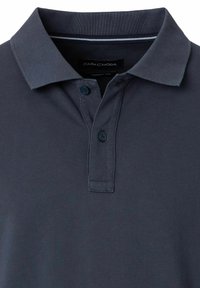 Koszulka polo w ciemnoniebieskim materiale, z kołnierzykiem, dwoma guzikami i teksturowaną powierzchnią. Etykieta marki widoczna wewnątrz kołnierza.