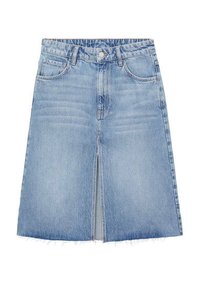 Svetlo modra denim midi krila s sprednjim razpokanjem, strganim robom in dvema sprednjima žepoma. Ima pas z zankami in kovinsko gumbno zapiranje.