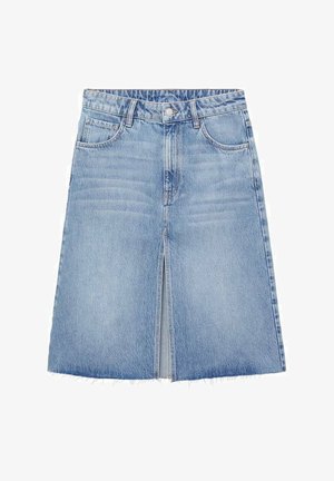 Lichtblauwe denim midi-skirt met zijsplit, rafelige zoom en twee voorkanten zakken. Heeft een tailleband met riemlussen en metalen knopsluiting.