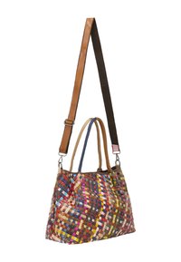 Geweven tas met een meerkleurig patroon, voorzien van bruine leren hengsels en een contrasterende donkere schouderband. Getextureerd oppervlak met verschillende kleuren.