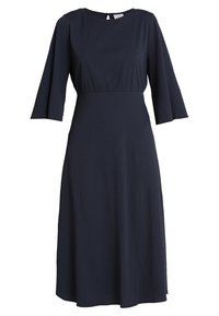 Námořnicky modré šaty vyrobené z texturované látky, s polovičními rukávy, kulatým výstřihem a zúženým pasem, který se rozšiřuje do sukně po kolena.