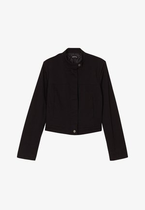 Zwarte cropped jas met opstaande kraag, voorzien van twee zakken aan de voorkant en drukknopen sluiting. Gemaakt van een gladde, duurzame stof.