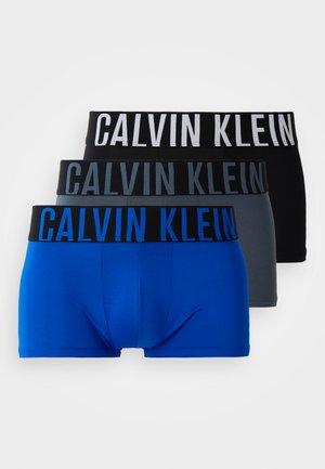 Calvin Klein Boxer-Briefs in drei Farben: Blau, Grau und Schwarz. Mit elastischen Taillenbändern und kontrastierendem Markenlogo-Text. Weicher Stoff, figurbetontes Design.
