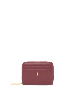 Portafoglio in pelle bordeaux compatto con zip dorata ed emblema di un piccolo uccello dorato sulla tasca anteriore, isolato su sfondo bianco.