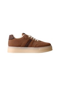 Baskets basses marron avec lacets crème, bandes marron foncé sur le côté et semelle beige épaisse sur fond blanc.