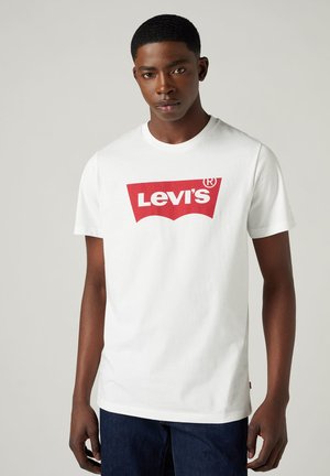 Witte katoenen t-shirt met een groot rood Levi's-logo in het klassieke arcuate ontwerp. Korte mouwen en ronde hals.