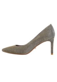 Zapato de tacón alto con punta afilada en tela de malla metálica plateada, con un diseño recortado, tacón de aguja delgado y un acento dorado minimalista.